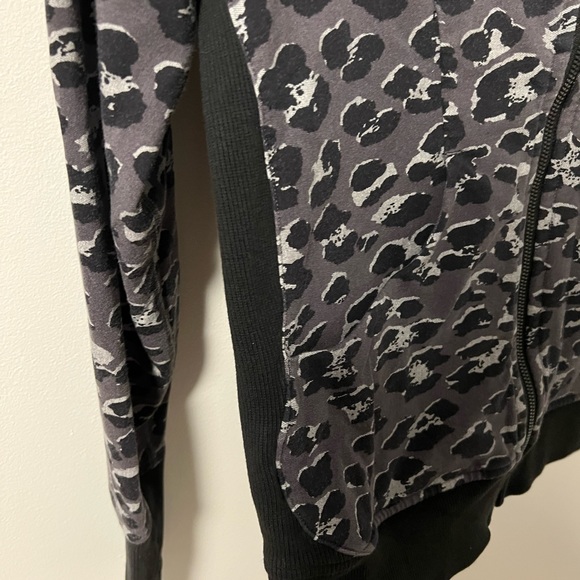 Lululemon full zip hoodie size 4 leopard print black and gray - Picture 2 of 4